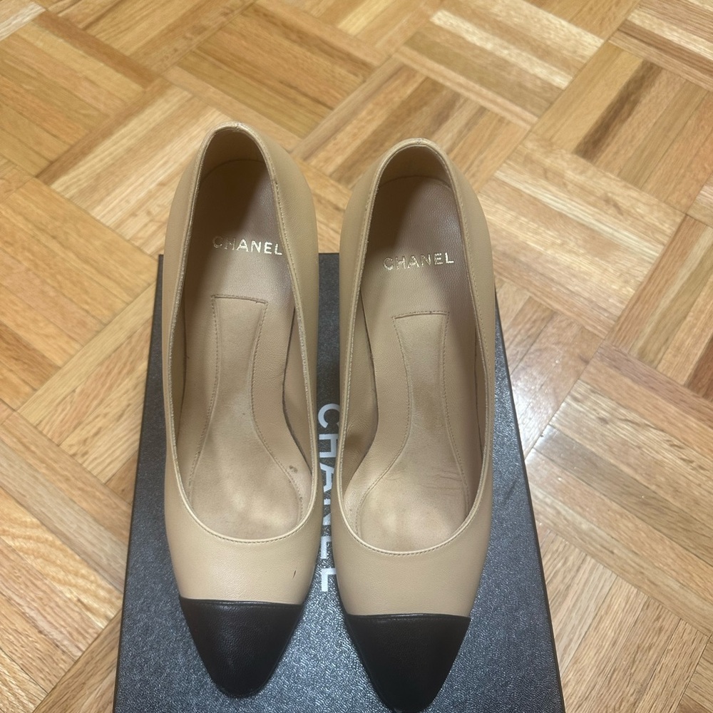 CHANEL Two-Tone Beige and Black Heels